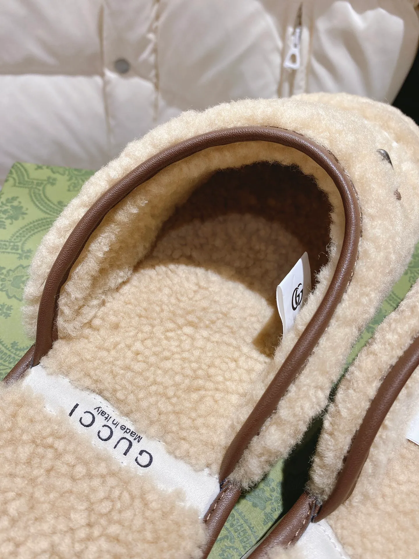 👟👟Ex-factory price 480👟👟Gucci official website collaboration foreign trade hot-selling autumn and winter 🐑wool slippers. This pair of sandals is part of The North Face x Gucci series, which connects two brands with similar history and values ​​to celebrate the spirit of exploration. The pieces feature a range of vibrant prints, with merino wool embroidered with The North Face x Gucci logo, florals and forest-inspired patterns. Beige Merino wool Unisex The North Face x Gucci Logo web label Rubber foam sole Flat Made in Italy Women’s sizes 36-40 Men’s sizes 39-48